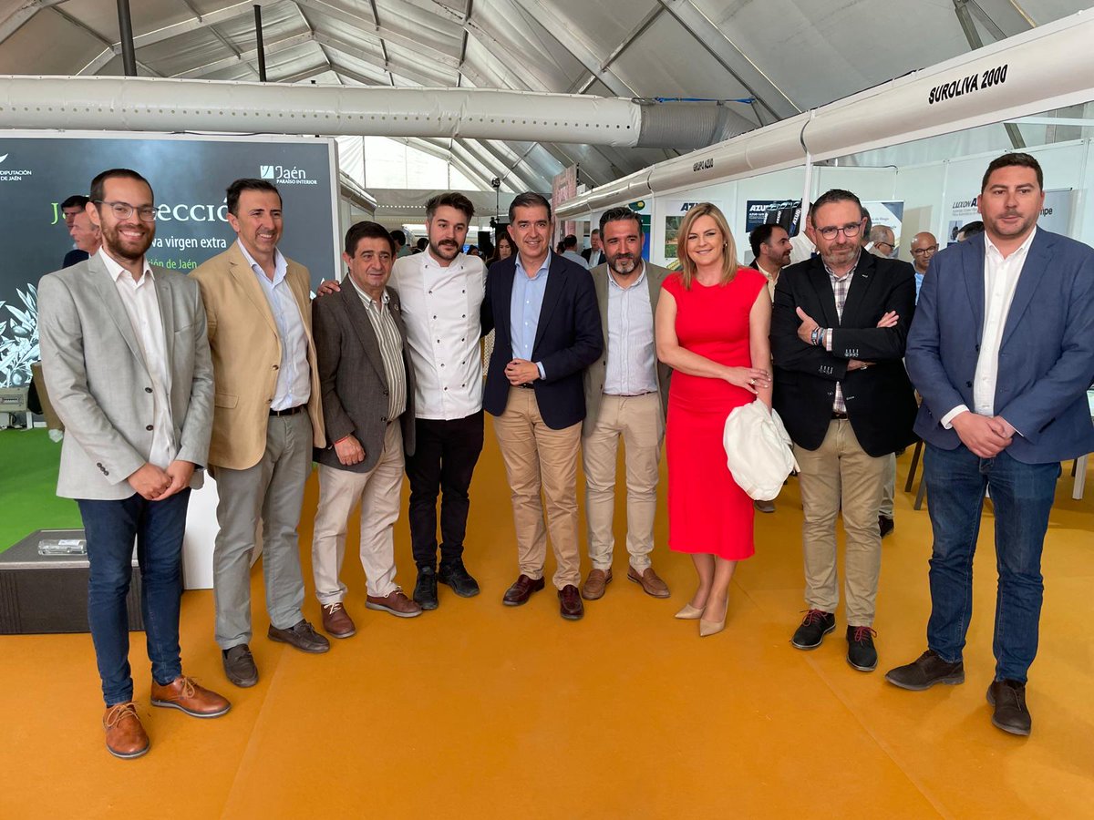 #Baeza se ha convertido en referente del sector oleícola con la Feria del Olivar, #Futuroliva, que se ha celebrado del 23 al 25 de mayo @pacoreyesm ha visitado la muestra, que ha contado con la presencia de los #AOVEs Jaén Selección 2024 y @DegustaJaen ⬇️ acortar.link/n5fcwm