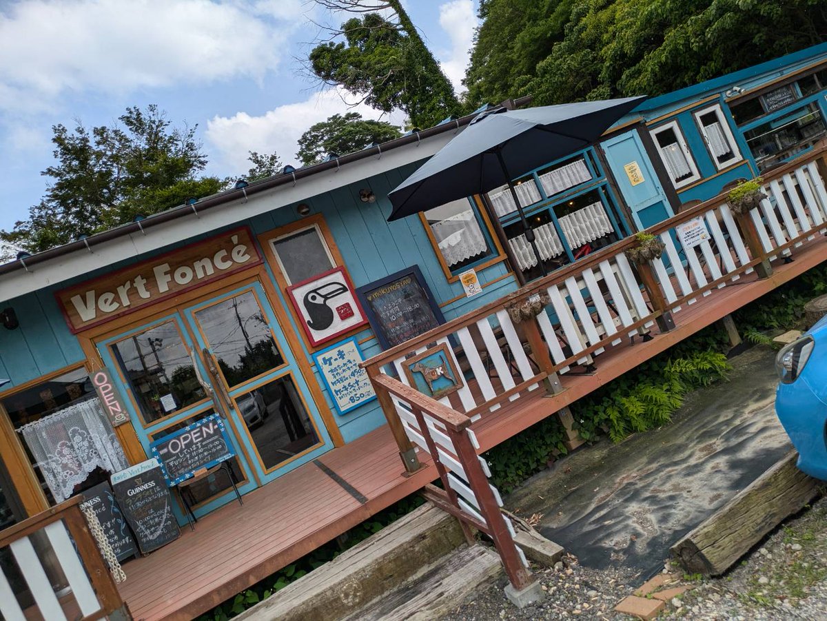 chihir__s's tweet image. 相方さんが君津に用事があり、帰りに木更津の山の中のカフェVert Fonceでティータイム
木曜舎グループで市原のカノンは混んでるけどここは空いてた

ケーキセットで洋梨のパイと苺のタルト
温めてくれたパイにクリームのトッピング
さっぱりとした甘さでうま
古民家ではないのね

 #VertFonce
 #食ツー