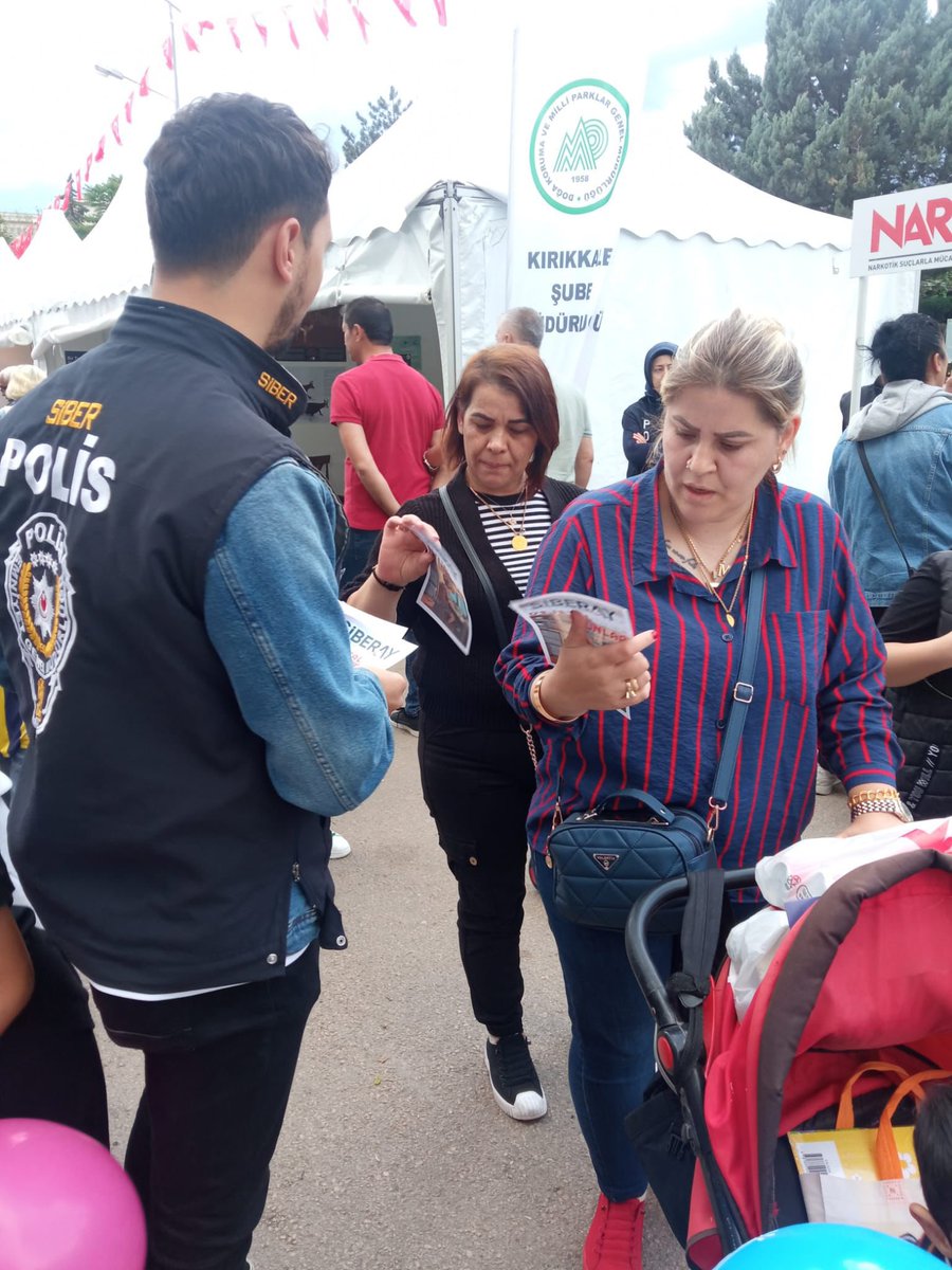 kirikkalepolis's tweet photo. Dijital Güvenliğiniz için Yanınızdayız 🌐‼️
#KaleFest 2024 etkinliklerine katılan vatandaşlarımıza;
🛜Güvenli İnternet Kullanımı
📱Mobil Bankacılık
📳Siber Zorbalık konularında bilgilendirme faaliyetlerimize devam ediyoruz.
@EmniyetGM @SiberayEGM @TC_kkalevalilik https://t.co/ie6GcbpPBy