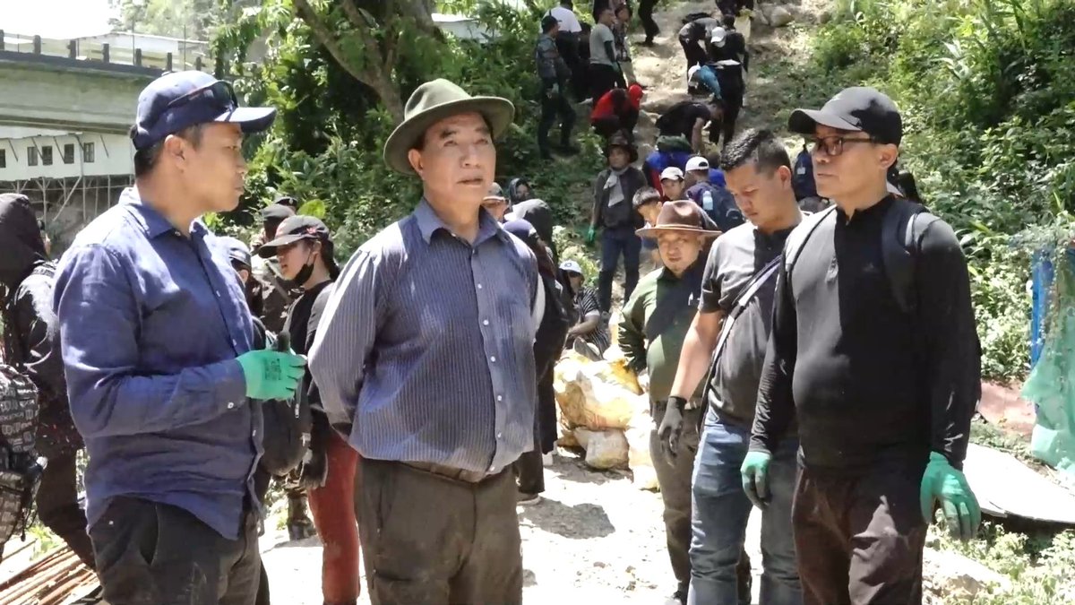 The_NewsMill's tweet photo. #Mizoram CM Lalduhoma spearheaded a river cleaning campaign organised by the Riparian Movement at Tuikual Lui stream, a tributary of the Tlawng river. The chief minister expressed deep concern, after witnessing river pollution resulting from irresponsible waste disposal and calls for action.
@Lal_Duhoma