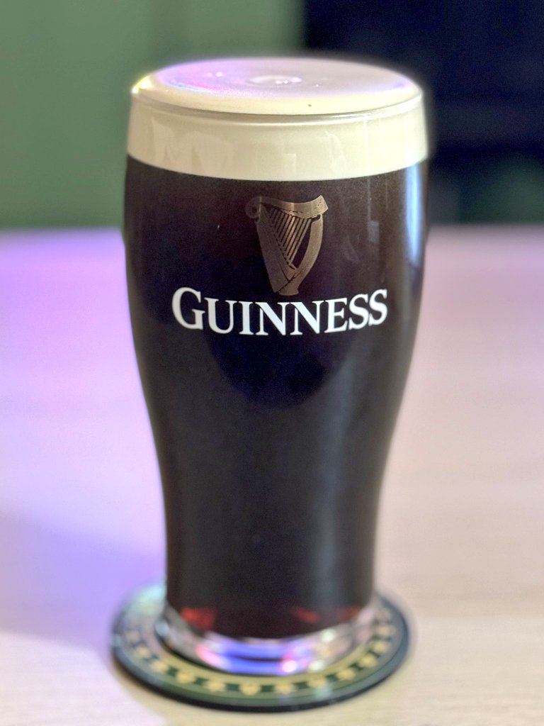 How can you not want a bar in your own back garden! Great job here done by one of our followers. A well deserved pint to top it off 👏🏻

The Manchester Inn, Malahide, Dublin 🇮🇪
