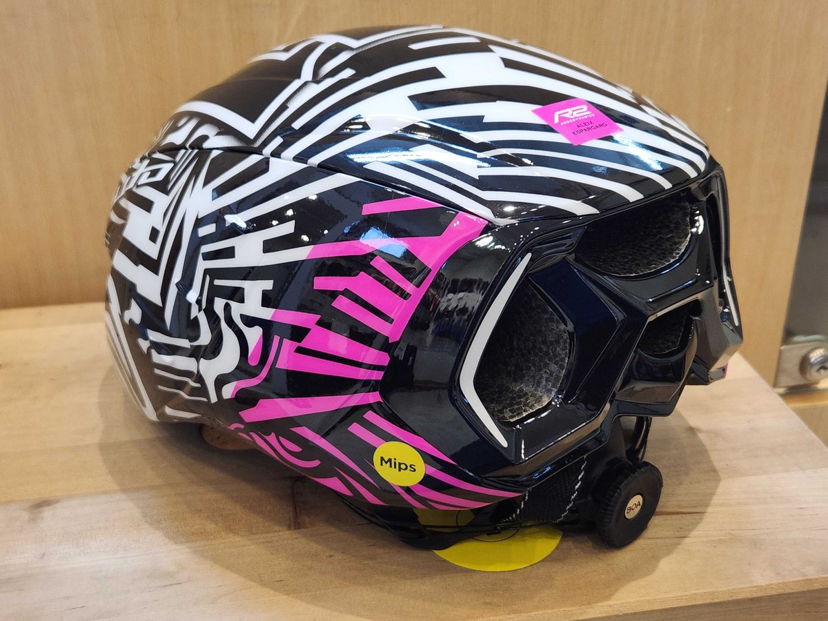 suzupower_souka's tweet image. コラボデザインの限定ヘルメット
AERO-R2 Mipsが入荷してきました!
デザインはオートバイレーサー アレイシ・エスパルガロとのコラボ!ダズル迷彩と差し色のピンクが印象的なデザインとなってます。
#Kabuto #ヘルメット
#Mips #AEROR2
#AleixEspargaró
