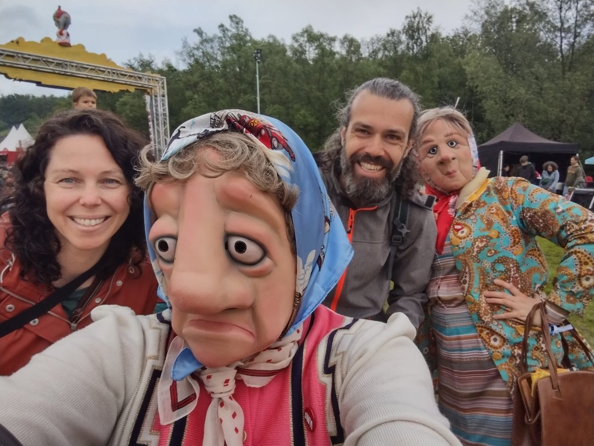 Crimplene Crusaders at Theater aan Twater Festival yesterday. Despite the rain, the crowds were out in full force, enjoying everything this festival has to offer! So much fun!🤩 

#walkabout #streettheatre #belgium #international #crimplenecrusaders