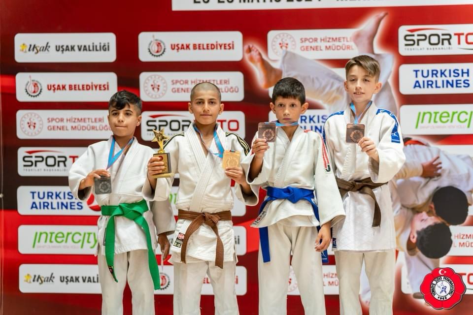 25 - 26 Mayıs tarihleri arasında düzenlenen Spor Toto 2024 Minikler Türkiye Judo Şampiyonası'nda Büyükşehir Belediyesi sporcumuz; Keremcem Kaplan Türkiye Şampiyonu olmuştur. Makedonya’da yapılacak olan Balkan Judo Şampiyonasına katılmaya hak kazanan sporcumuza ve antrenörümüze