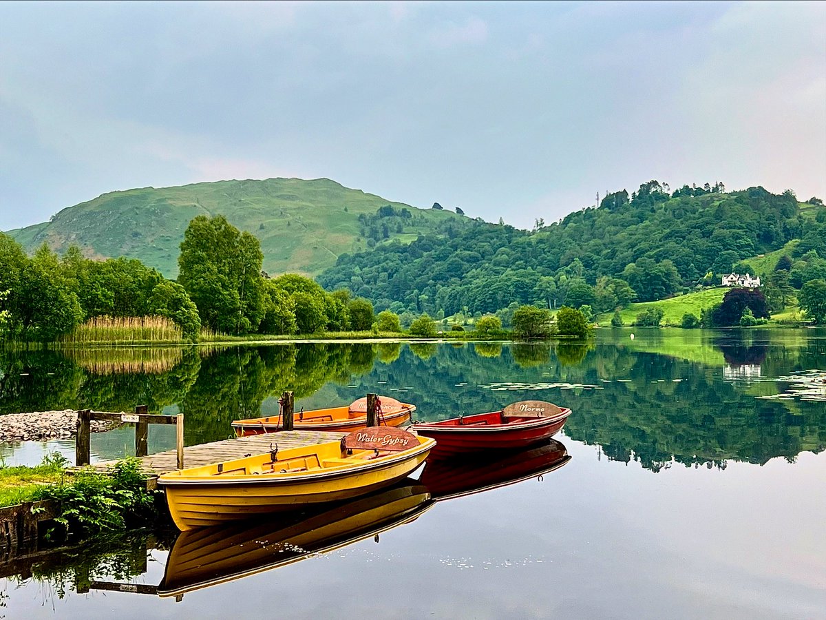 A flat calm start to #Sunday - but for how long? A #YellowWarning for #Thunderstorms is extant from midday so boat hire may well be suspended accordingly. No ifs, no buts…

#Faeryland #Grasmere #LakeDistrict
#loveukweather #BankHolidaySunday
@StormHour @ThePhotoHour