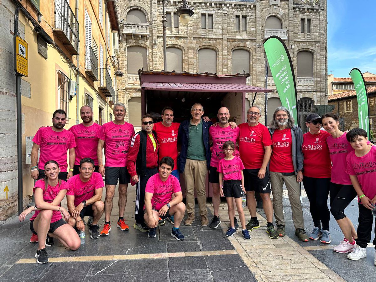 🏃🏽🏃🏽‍♀️ El deporte salva vidas cuando se practica por una buena causa como es la de @asantiagocontra. Con estos ‘corregrinos’ ha estado este domingo el concejal Vicente Canuria @halconmilenariu 💪🏽 @ContraCancerLE #LeónEsp