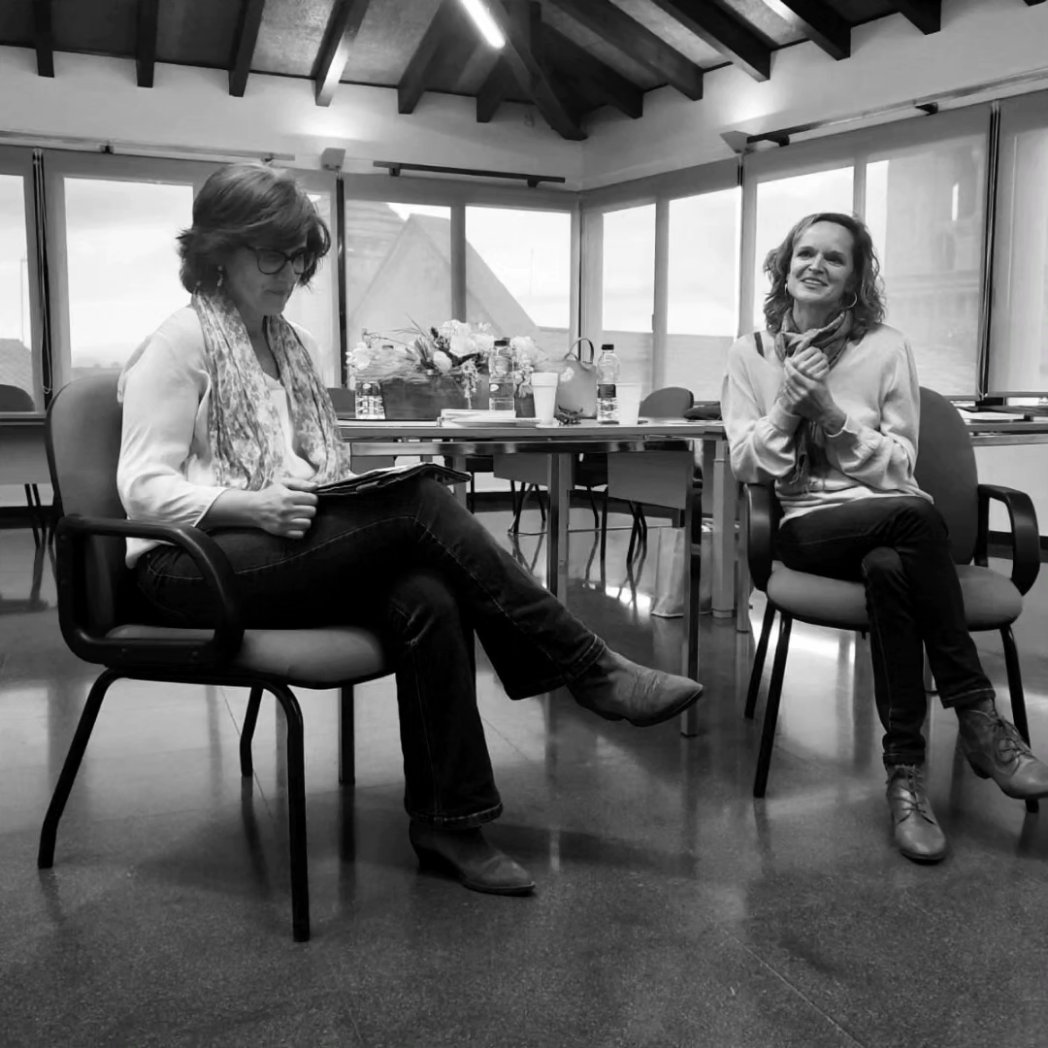 noemorral's tweet photo. 🥰Gràcies Santa Eugènia de Berga! I gràcies Laura Urtós per la presentació! Un plaer compartir aquesta estona amb tot vosaltres! Espero i desitjo que gaudiu molt d'"Una mort i trenta-tres vides"! https://t.co/WSQSOD2l2P