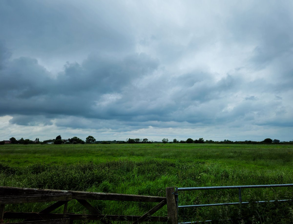 Sunday morning walk 🚶🏻‍♀️☁️
#midgehall #newlongton #weather #loveukweather #Preston #lancashire #colours #color #nature #NaturePhotography #NatureBeauty #naturelovers #sky #rain @metoffice #fields #farm #farmer @blogpreston