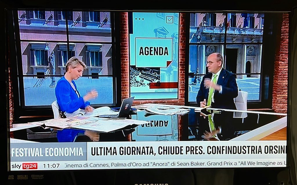 “Il #salariominimo è il rischio che diventi il salario massimo.” @AlbertoBagnai a #SkyTg24