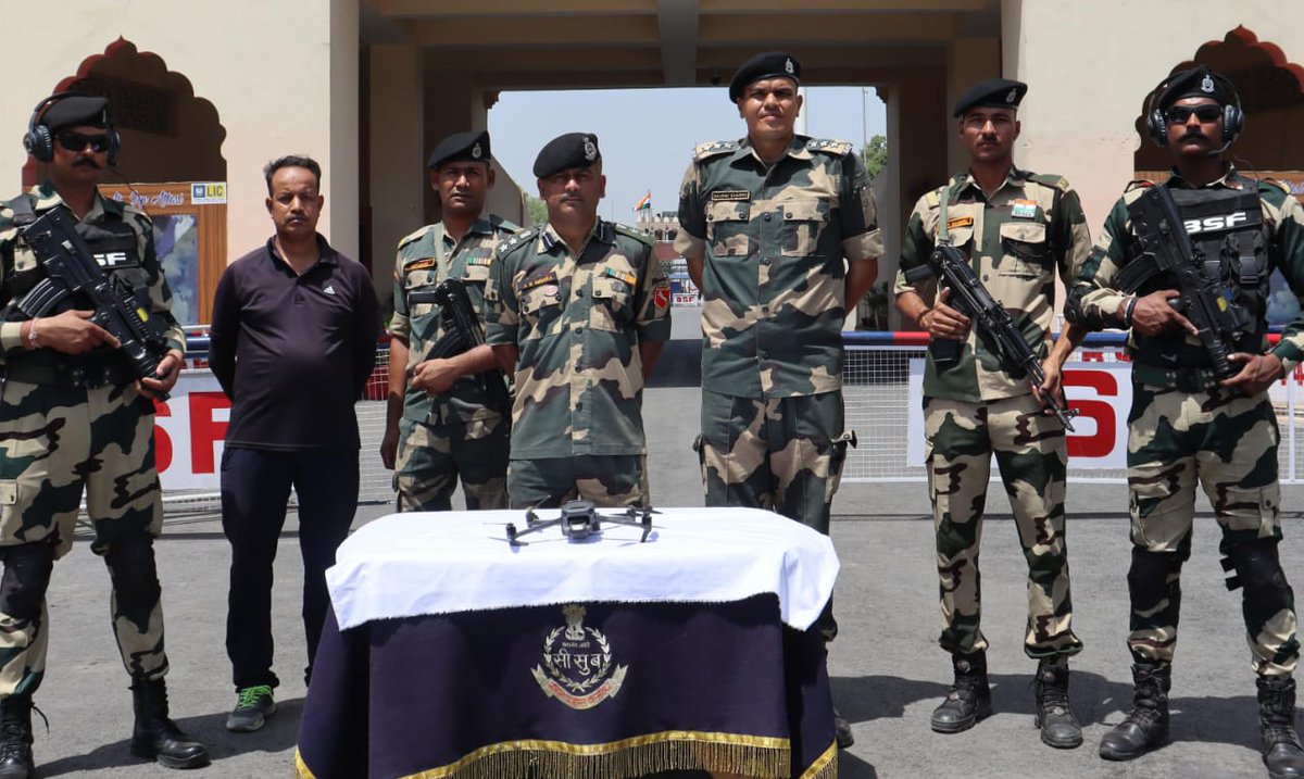 𝐏𝐀𝐊𝐈𝐒𝐓𝐀𝐍𝐈 𝐃𝐑𝐎𝐍𝐄 𝐑𝐄𝐂𝐎𝐕𝐄𝐑𝐄𝐃

    On 26th May 2024, based on information by BSF intelligence wing regarding presence of a drone ahead of border security fence in district Amritsar, @BSF_Punjab troops promptly carried out an extensive search operation in the