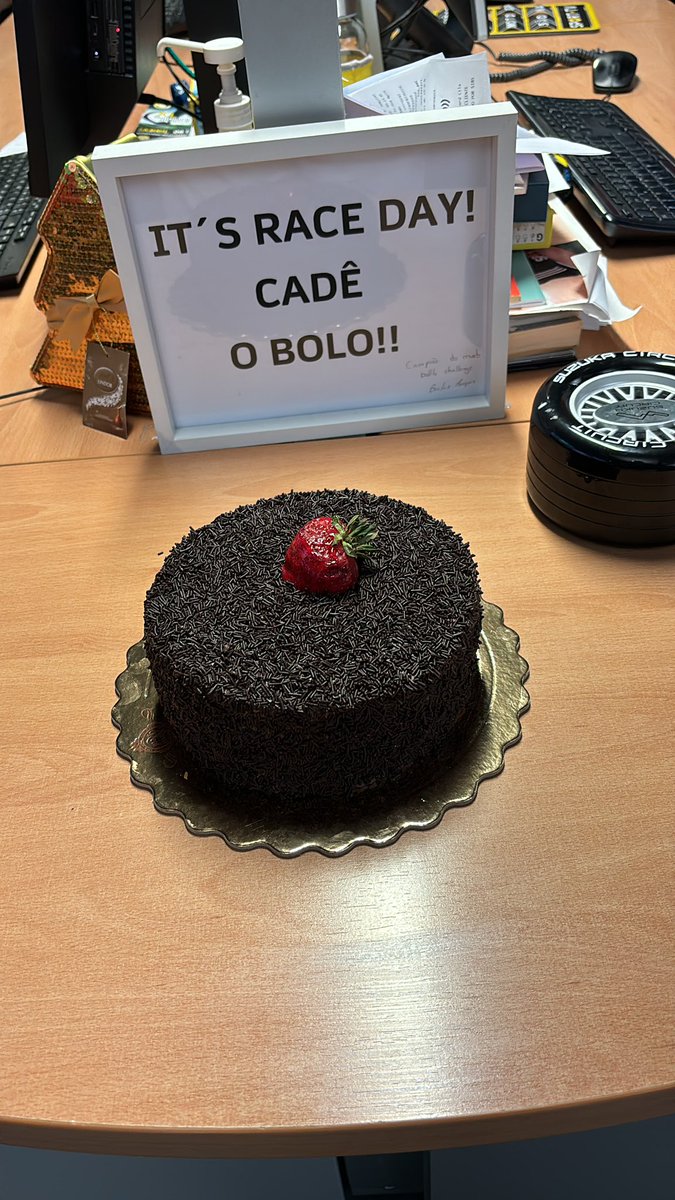 #Racedaycake Mais glamouroso de sempre. Cortesia do <a href="/G_Oliveira_14/">Guilherme Oliveira</a> #F1naSPORTTV