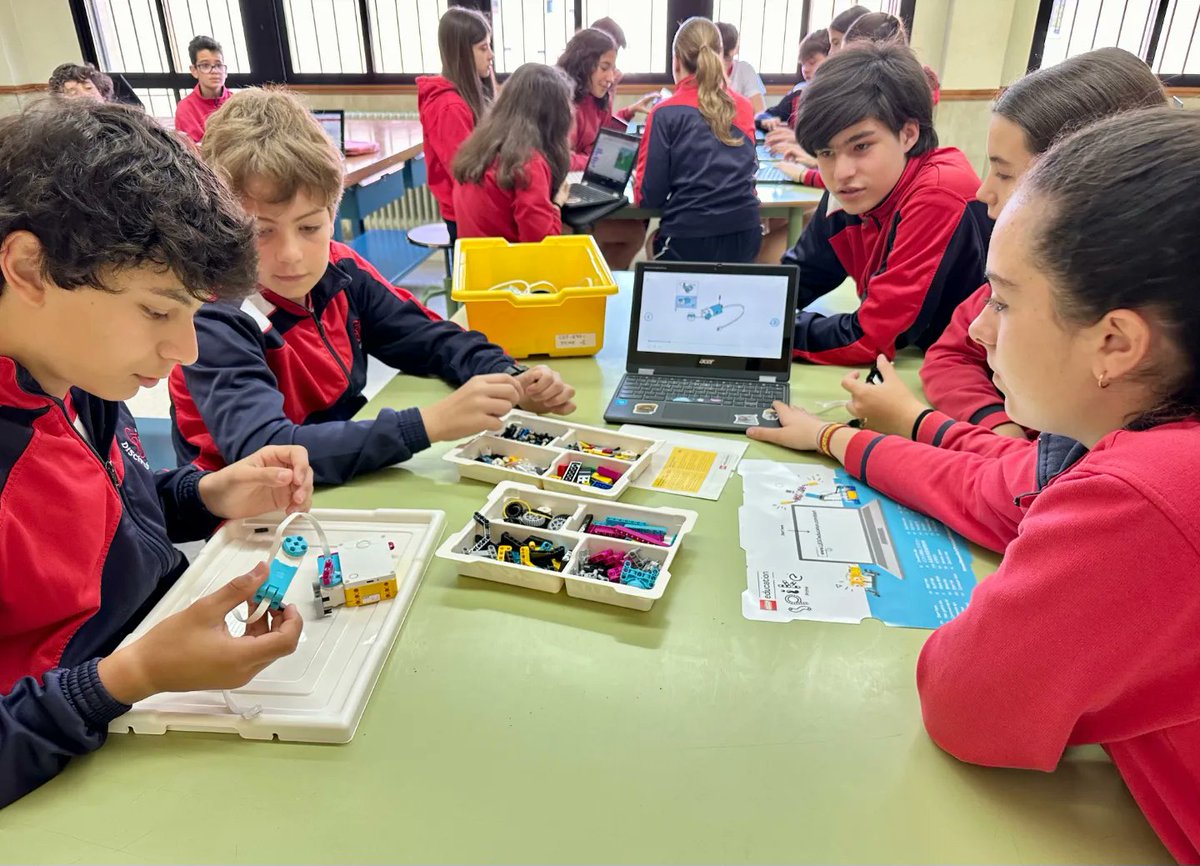 DiscipulasLeon's tweet image. En Tecnología trabajamos el pensamiento computacional con nuestros LegoRobotik. Aprendemos programación manipulando y trabajando en equipo. 🤖🤝
#legorobotics #programación #trabajoenequipo #tecnología #leonesp