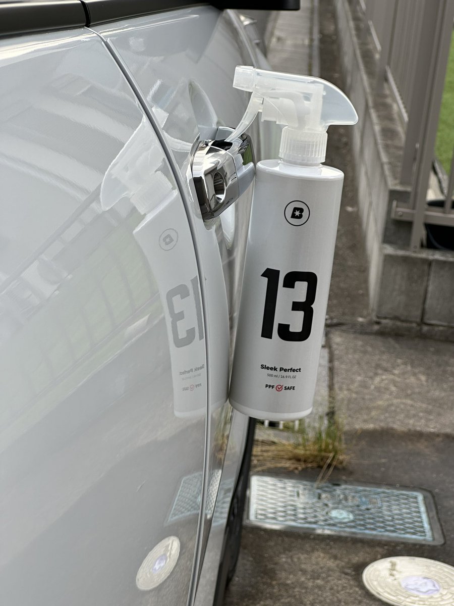 mazda3_787B's tweet photo. 妹ちゃんのライズ
前回blask12 を施工したのが5月12日。
洗車前の水掛けでバチバチ弾く。
そして通勤で使ってるのにあまり汚れてない事に驚いた😅
5月12日から今日まで全く洗車してないのに汚れがすくない…
洗車後はblask13施工😊
輝きが増した気がする💓
やっぱりblask良い
#blask12
#blask13 https://t.co/bXZeKJUkCL