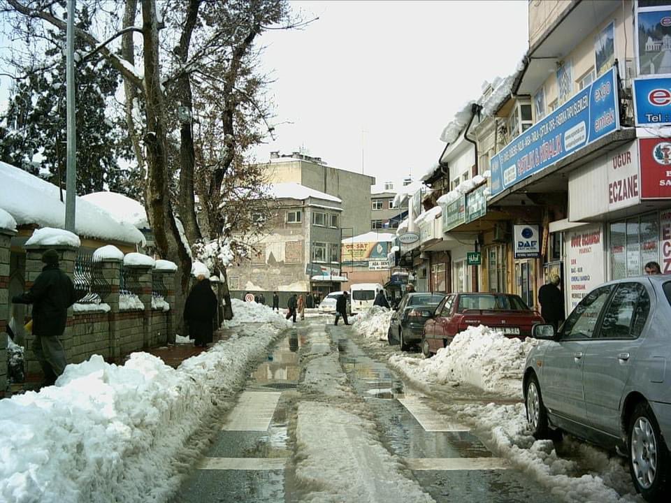adaninmarkalari's tweet photo. Orhan Camii ile çay ocakları arasındaki yol, bir zamanlar trafiğe açıkken. https://t.co/Kg1H14bHav