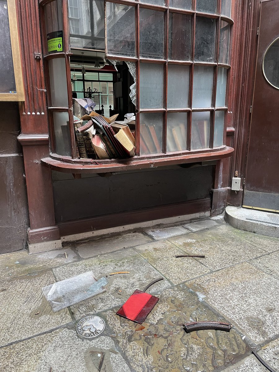 The sorry state of @SimpsonsTavern this morning. The Landlord, developers and @HartnellTaylorC should be ashamed of themselves for allowing this historic building (grade II listed by @HistoricEngland no less) to fall in disrepair.