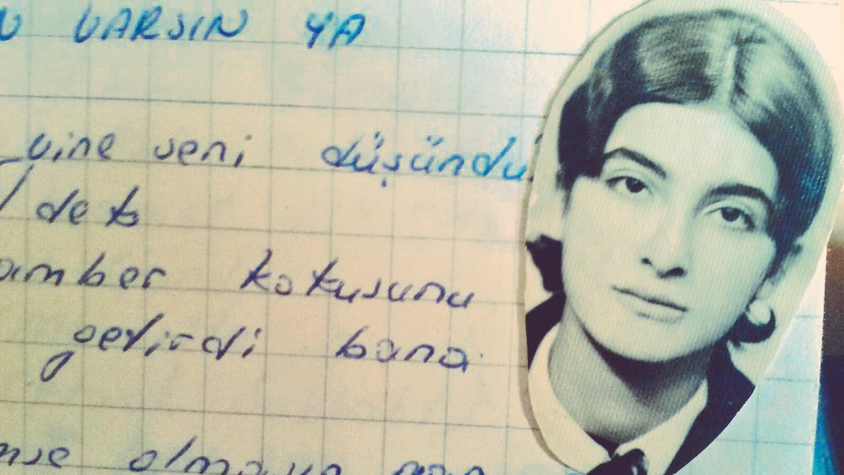 Henüz 26 yaşındayken, Almanya’daki ırkçılık ve yabancı düşmanlığına karşı intihar eden şair Semra Ertan, 42 yıl önce bugün aramızdan ayrıldı.

Semra Ertan, 1956’da Mersin’de doğdu. Babası 1962’de Almanya’ya işçi olarak giderken geride eşini ve 4 çocuğunu bırakıyordu. Sonradan