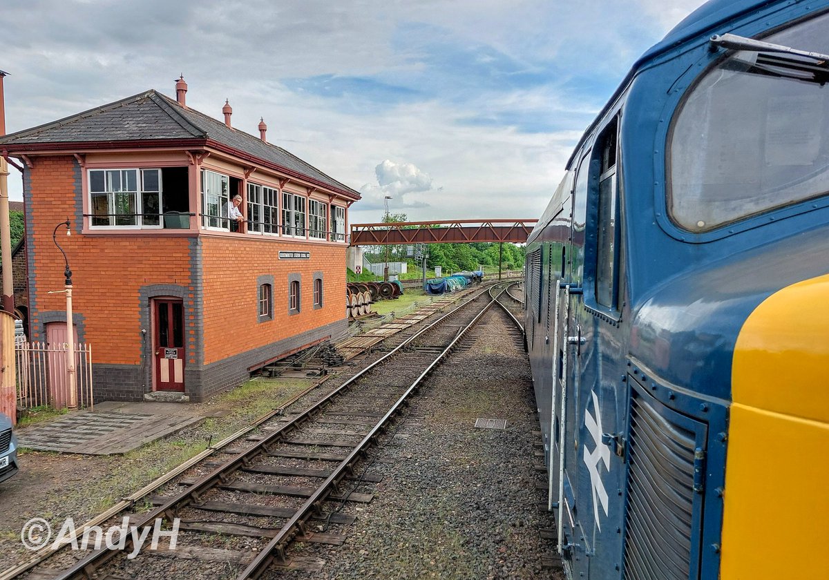 #SignalBoxSunday Arguably the very best view possible of Kidderminster Station box, front droplight behind a peak. D182 departs for Bridgnorth during the #SVRgala. A storming full run of the line at the window all the way. #HeritageDiesel #Peak #Class46 @svrofficialsite 17/5/24