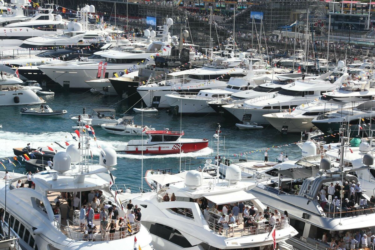 Les images impressionnantes du bateau pneumatique échoué sur un ponton pendant le Grand Prix de Monaco ➡️ l.nicematin.com/Fiv