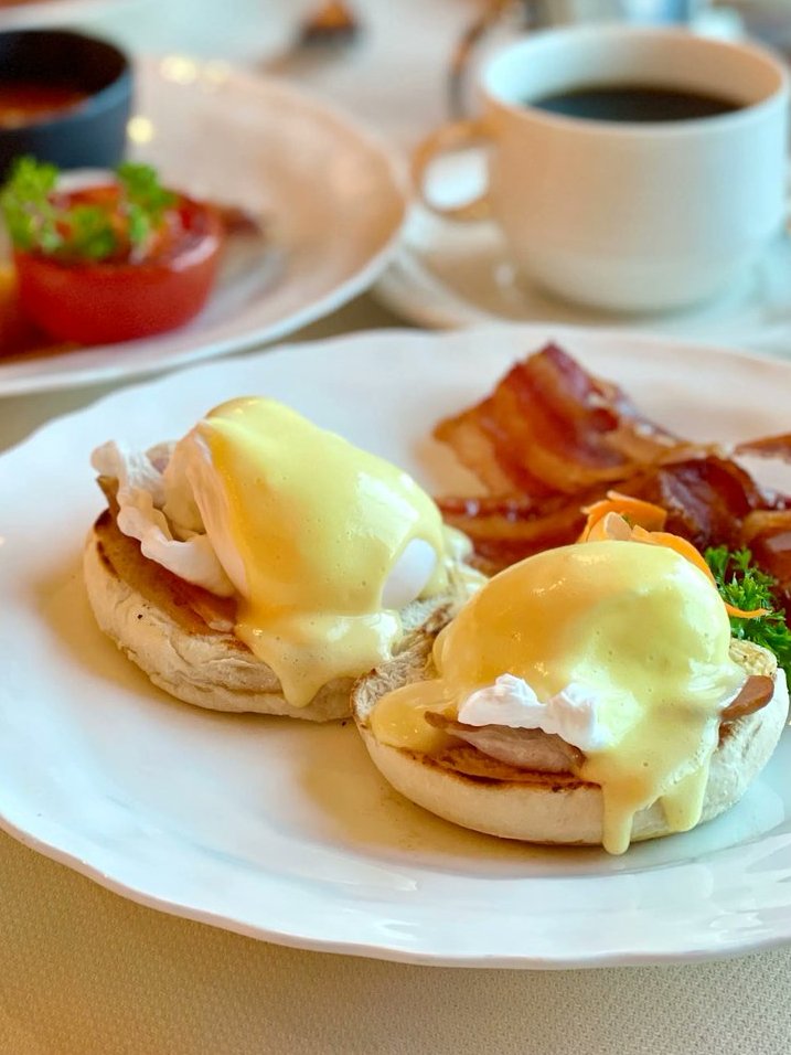 😍 𝐄𝐠𝐠𝐬 𝐁𝐞𝐧𝐞𝐝𝐢𝐜𝐭 😍 The quintessential #breakfast of champions. #Eggs Benedict have never been more popular! Do you know where this delicious classic originally comes from? 😍 𝐑𝐞𝐚𝐝 𝐦𝐨𝐫𝐞 >> lucandjune.com/classic-eggs-b…