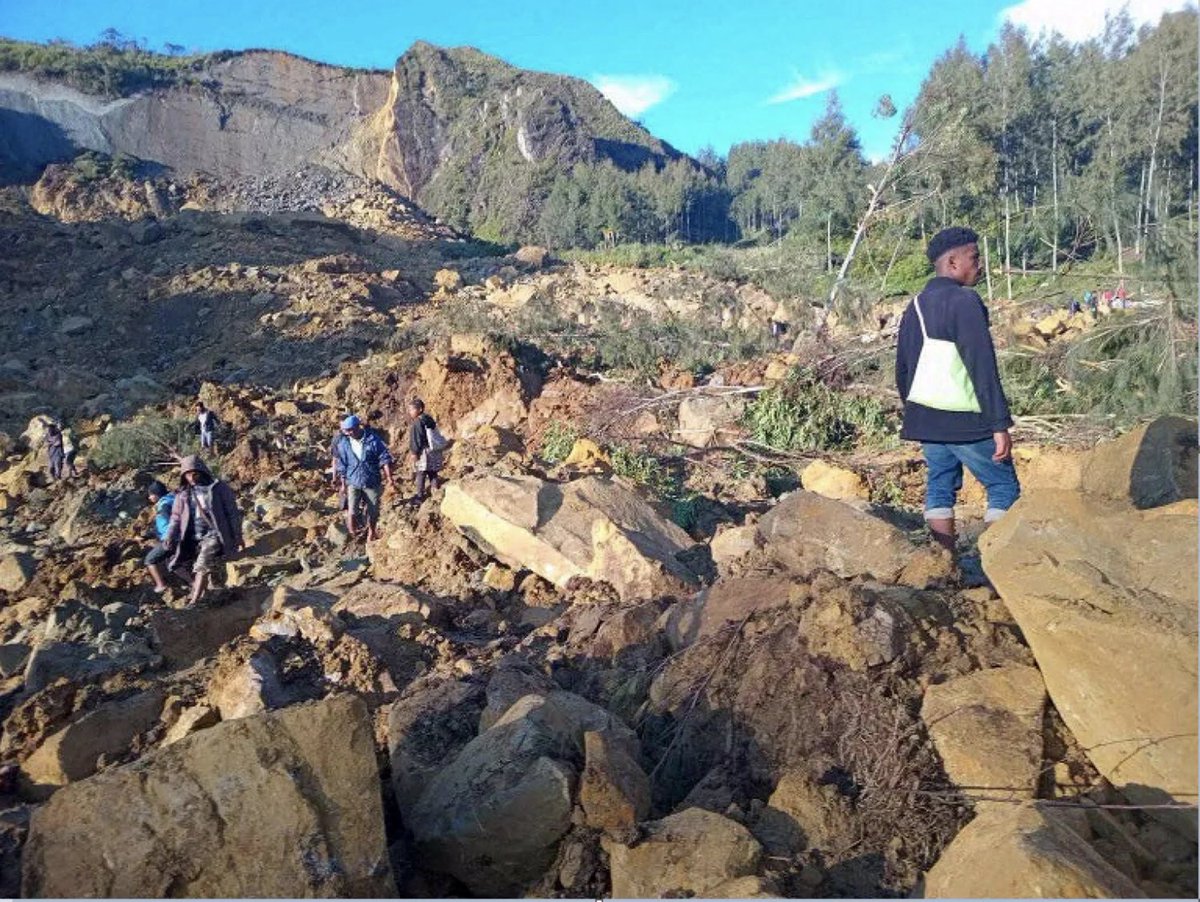 Almeno 670 morti per una frana in Papua Nuova Guinea: 'Interi villaggi sepolti da fango e detriti' - Il Fatto Quotidiano ilfattoquotidiano.it/2024/05/26/alm…