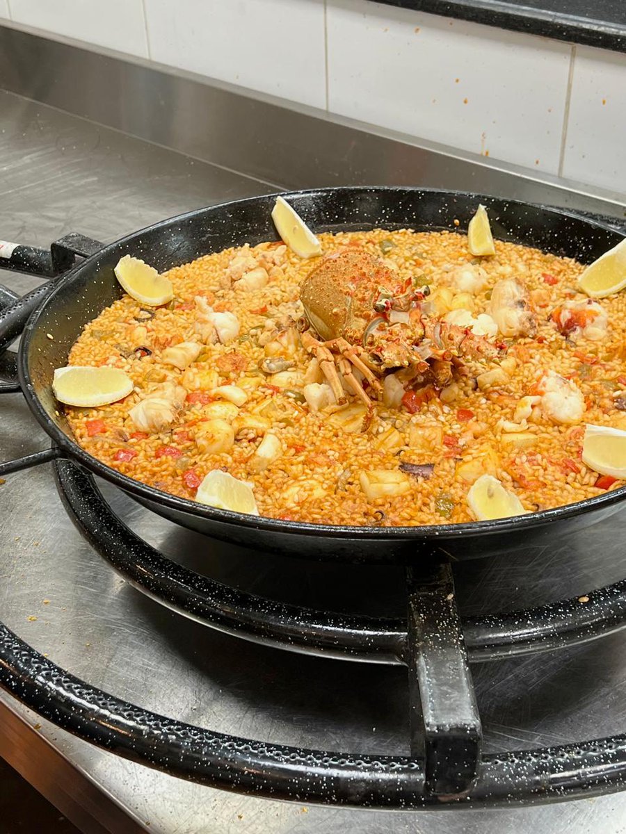 HtmiKSA's tweet photo. Our students embarked on a journey as thrilling as El Clásico orchestrated by Chef Ramon Cantos from "Azure" Restaurant @HyattRegencyRiy with the honorable participation of Mr. Manuel Hernandez Gamallo, Deputy Head of Mission of the @SPAINinKSA 🇪🇸🇸🇦 #SpainInSaudiArabia #LearnSpanish #SaudiSpainCuisine #SaudiSpain