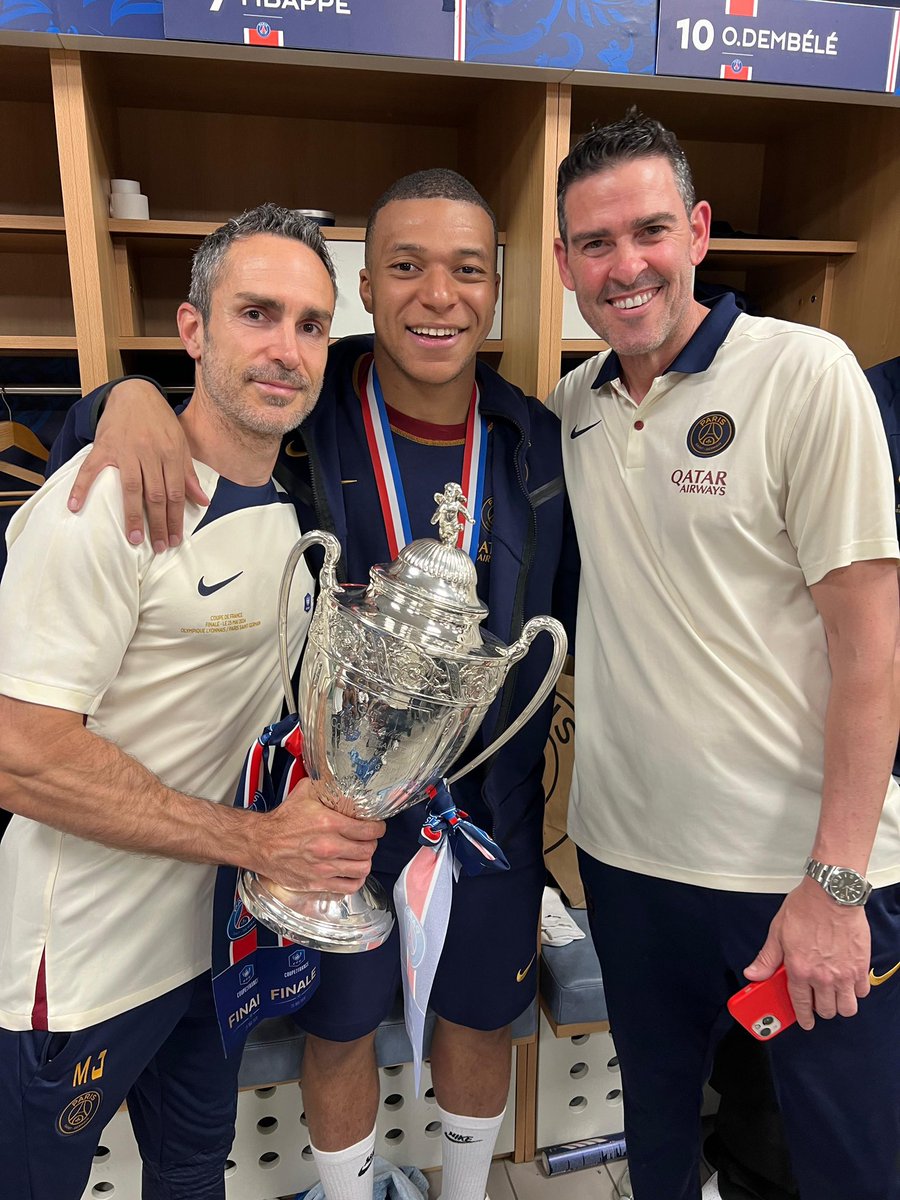 Otra gran noche! Campeones de Copa! / Encore un super soirée. La Coupe de France est là! “ Paris SG, tous ensemble on chantera…” 🏆💪🔵🔴#IciCestParis #psg #vainqueurs #CoupDeFrance