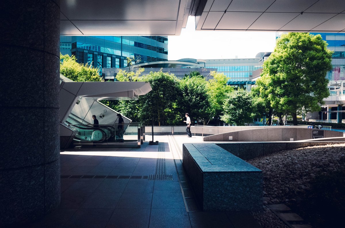 夏の陽射しが生み出す都市の影