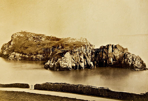 St Catherine’s Island, the crag of rock at the eastern end of South Beach, Tenby. The story of the mysterious ship and its strange passenger.

#FolkloreSunday 

bluestonewales.com/discover/histo…