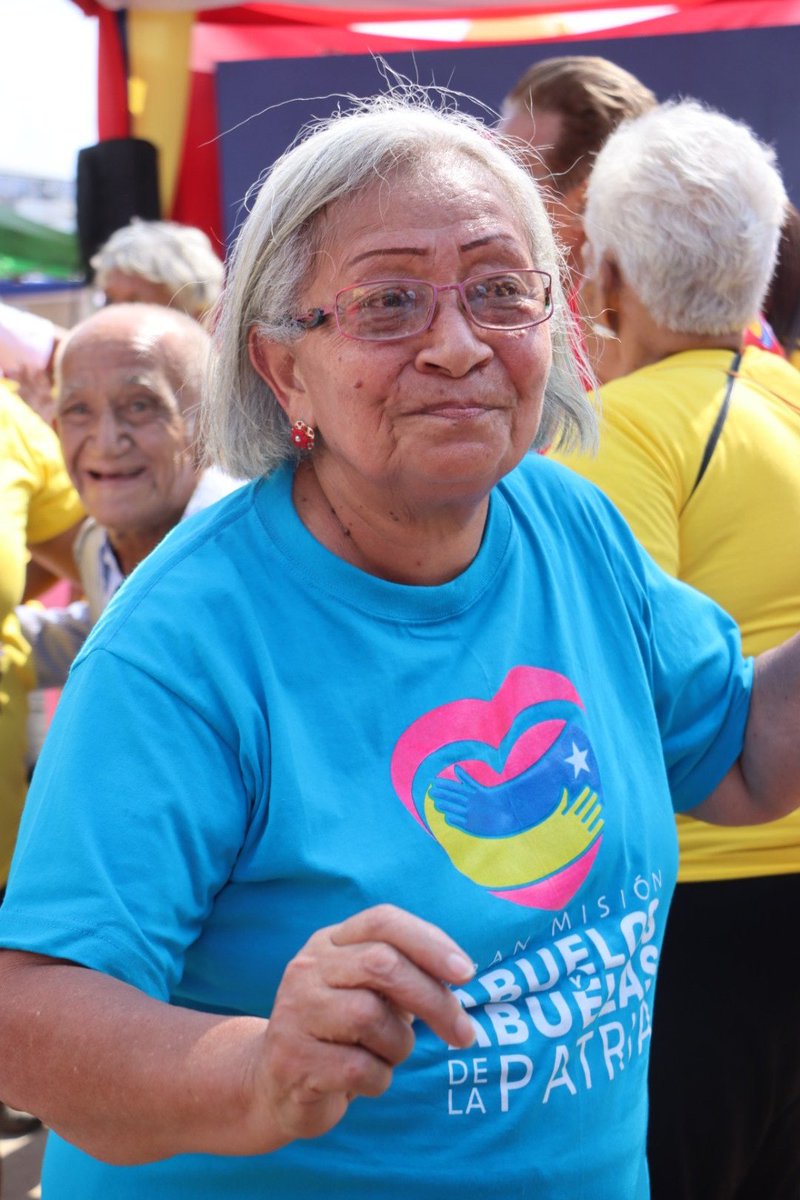 En el Parque Alí Primera, se realizó el Congreso Nacional de Abuel@s de la Patria, capítulo Caracas, que incluyó la jornada de Más Años Más Amor, con la presencia de la 🅰️lcaldesa @gestionperfecta donde se atendió a 600 adultos mayores. #MaduroSeLasSabeTodas #oriele #sergetti