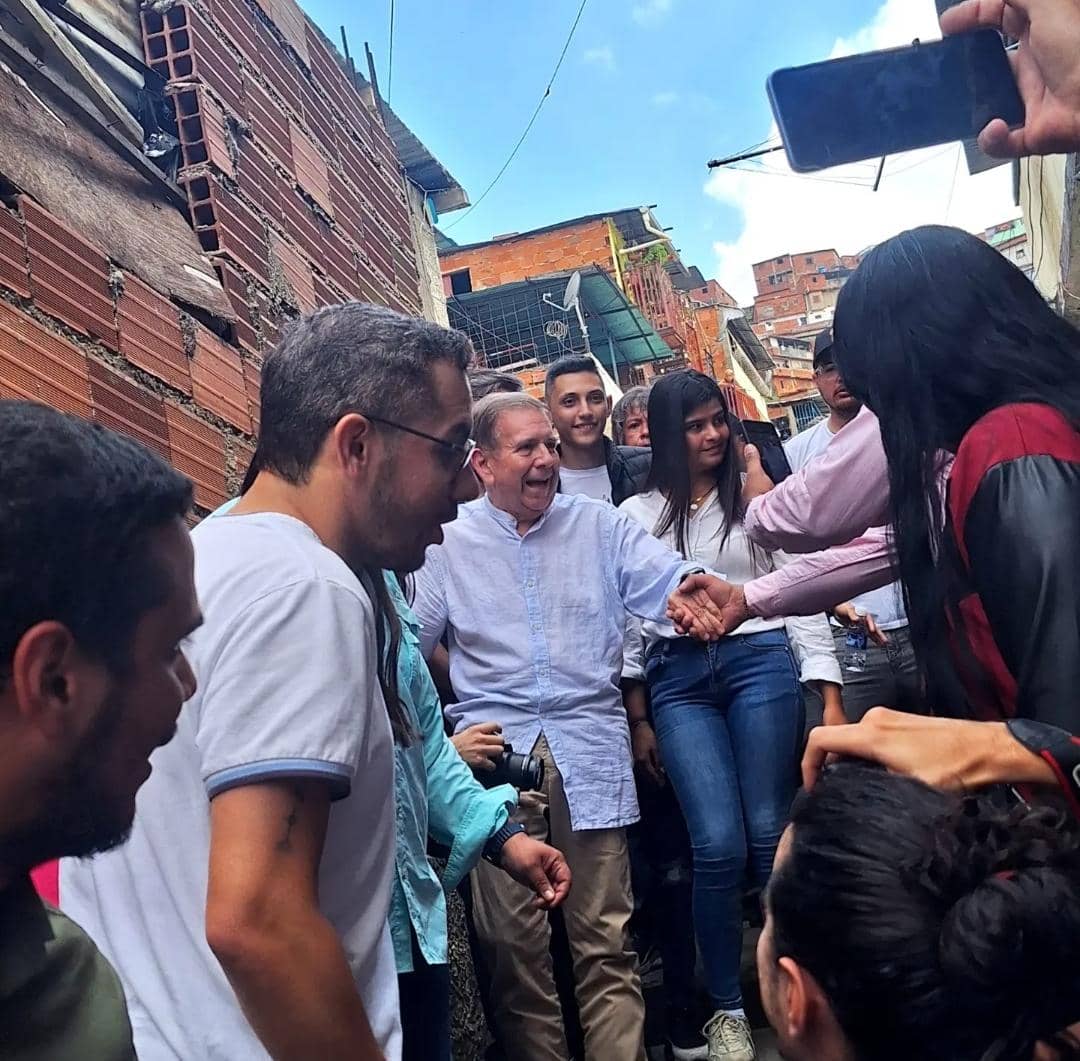 En el cementerio con el Futuro Presidente de todos los Venezolanos 🇻🇪 <a href="/EdmundoGU/">Edmundo González</a> La Juventud Presente!