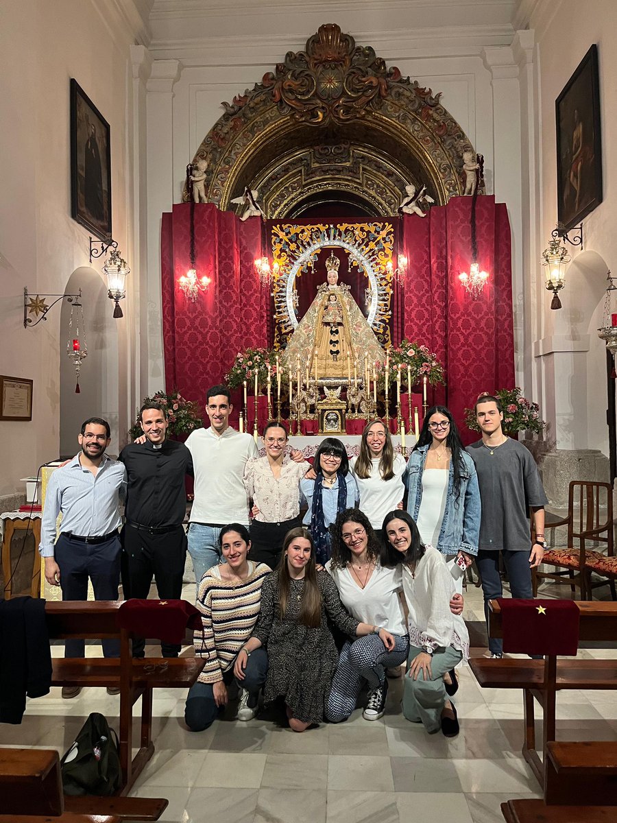 El grupo de @jovenesdesantiago ha tenido una #catequesis sobre la devoción del #rosario y sobre la historia de la Virgen de la Estrella