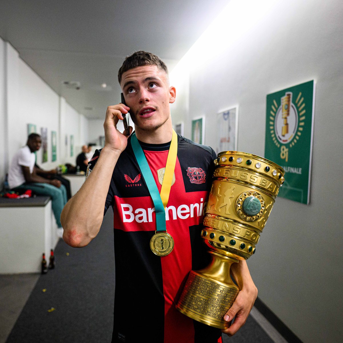 'Hey Admin, did you post that photo of me with the trophy yet?'😅🏆🏆

#Bayer04 #DFBPokalFinale #Winnerkusen #Wirtz