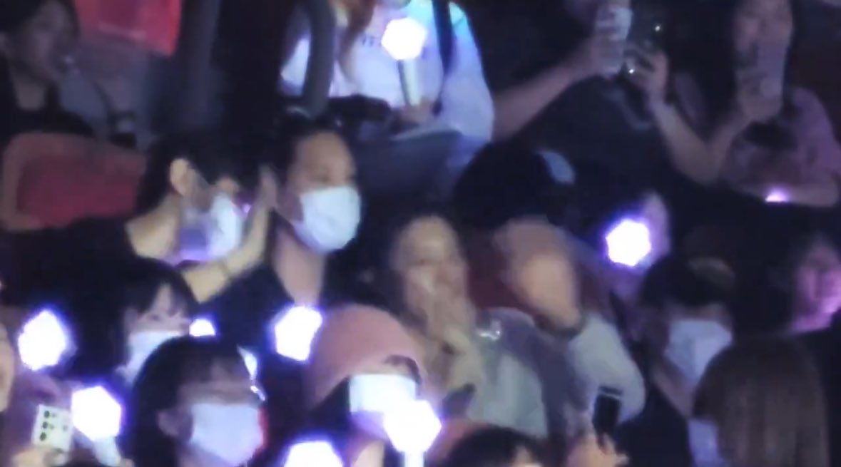 fullybaekh's tweet photo. 아이돌 콘서트 세계관 최종붕괴

뒷자리에 앉아있던 멤버가 어깨를 톡톡치며 무대 즐기는 영상을 내폰으로 찍어달라고 한다(휀걸들에게 공유해줄 거라는 믿음 + 진짜 모두와 노란구슬 함께한 팬분)

백현이는 이걸…쏘뷰리풀 실화로 만들어 https://t.co/oMS2vMs0nz