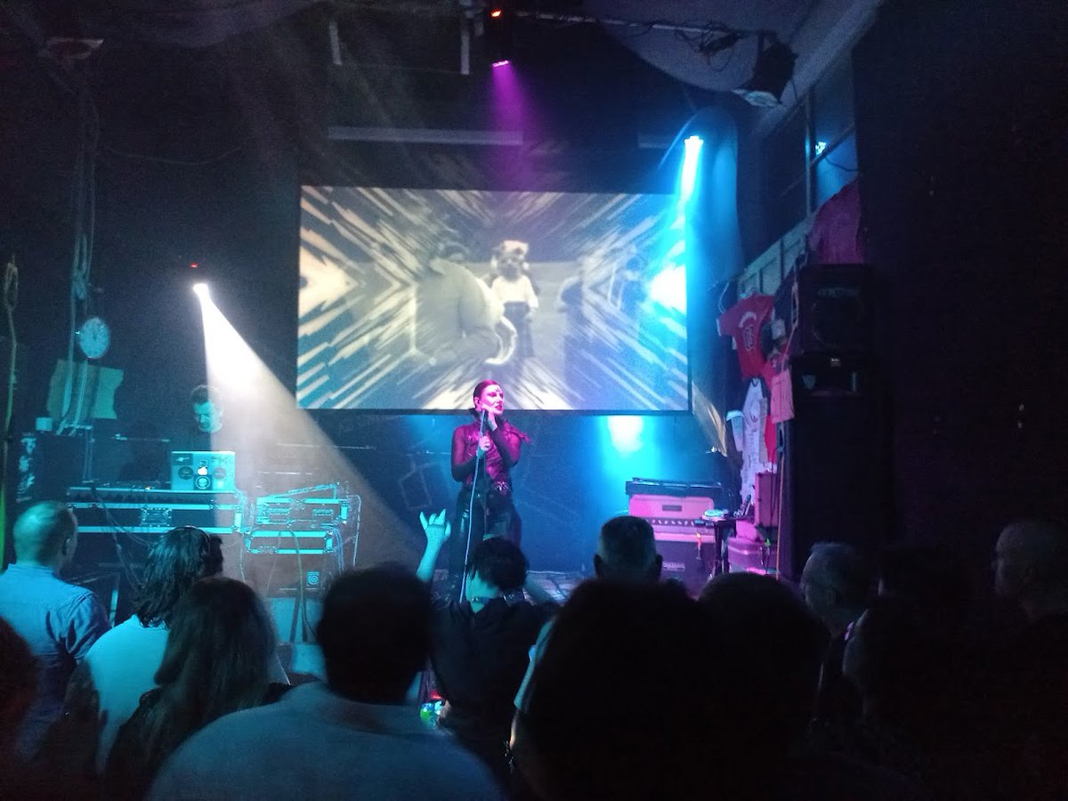 onyx_owl (@hedvig_szuts) on Twitter photo I still can't believe it... yesterday <a href="/topographiesSF/">topographies</a> and <a href="/Black_Nails/">Black Nail Cabaret</a> played in my favourite city. It was a wonderful night! I still can't believe it... yesterday <a href="/topographiesSF/">topographies</a> and <a href="/Black_Nails/">Black Nail Cabaret</a> played in my favourite city. It was a wonderful night!