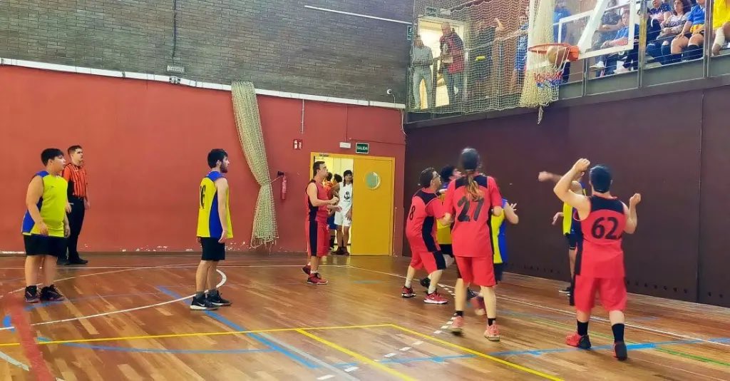 horitzo's tweet photo. L’equip “A” de bàsquet es proclama Campió de Lliga Catalana de 1a. Divisió.
Llegeix la notícia sencera a https://t.co/7SLjLRxBN2
#clubesportiuhoritzó #esportadaptat #lligacatalana #basquet #acell #campions https://t.co/huOozncXtw
