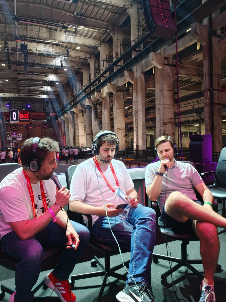 Sin palabras. Directo INCREÍBLE desde la Fan Zone de la Final Four de la Euroliga.  Gracias por vuestro cariño!!

Locura poder tener 1 hora de tertulia con Jonás Maciulis, <a href="/Meloncesto/">Natxo Mendaza</a> <a href="/davidsardinero/">David Sardinero</a> <a href="/TheAlexMadrid/">Alex Madrid</a> y <a href="/buzzalytics/">Seba Buzzalino</a> 

A las 16:00 empieza el directo de la final 🏀🏀
