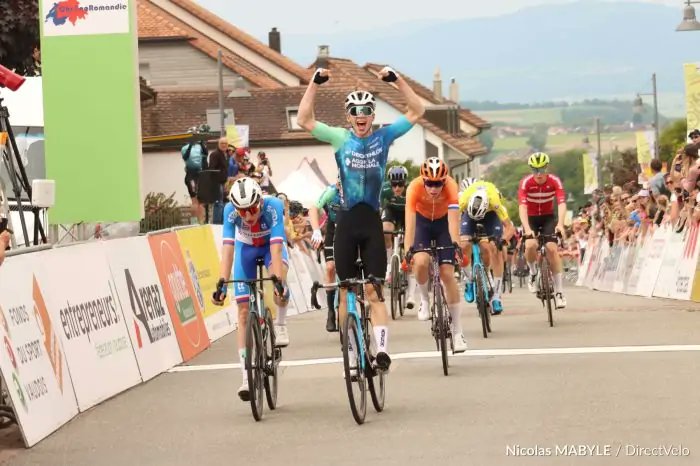 Aubin Sparfel (2006 🇫🇷) ha ganado hoy en Pays de Vaud para completar el pleno francés. 3 etapas y general Su compañero en AG2R pero no aquí, Paul Seixas (2006 🇫🇷), ha sido el ganador final Benedikt Benz (2007 🇩🇪), 7°, mejor primer año y Adrià Pericas, 2°, mejor español