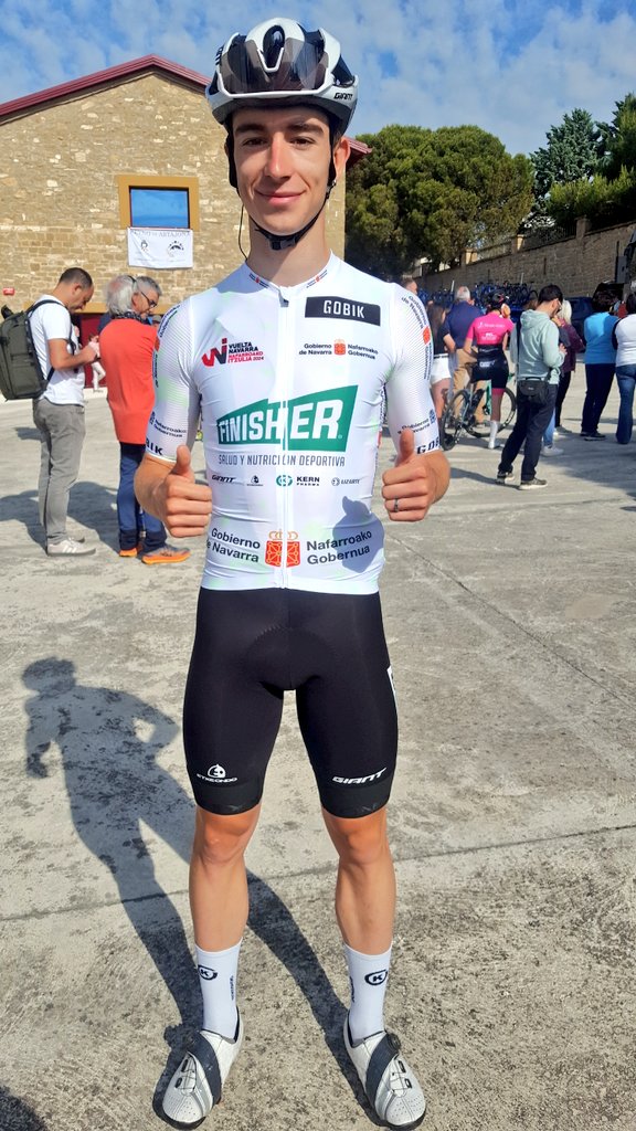 La sonrisa del premio 1er joven @gimeno_nil   @EqFinisher  previa salida última etapa Bodega Reyno de Artajona - Cerco de Artajona #VN24 #VueltaNavarra2024