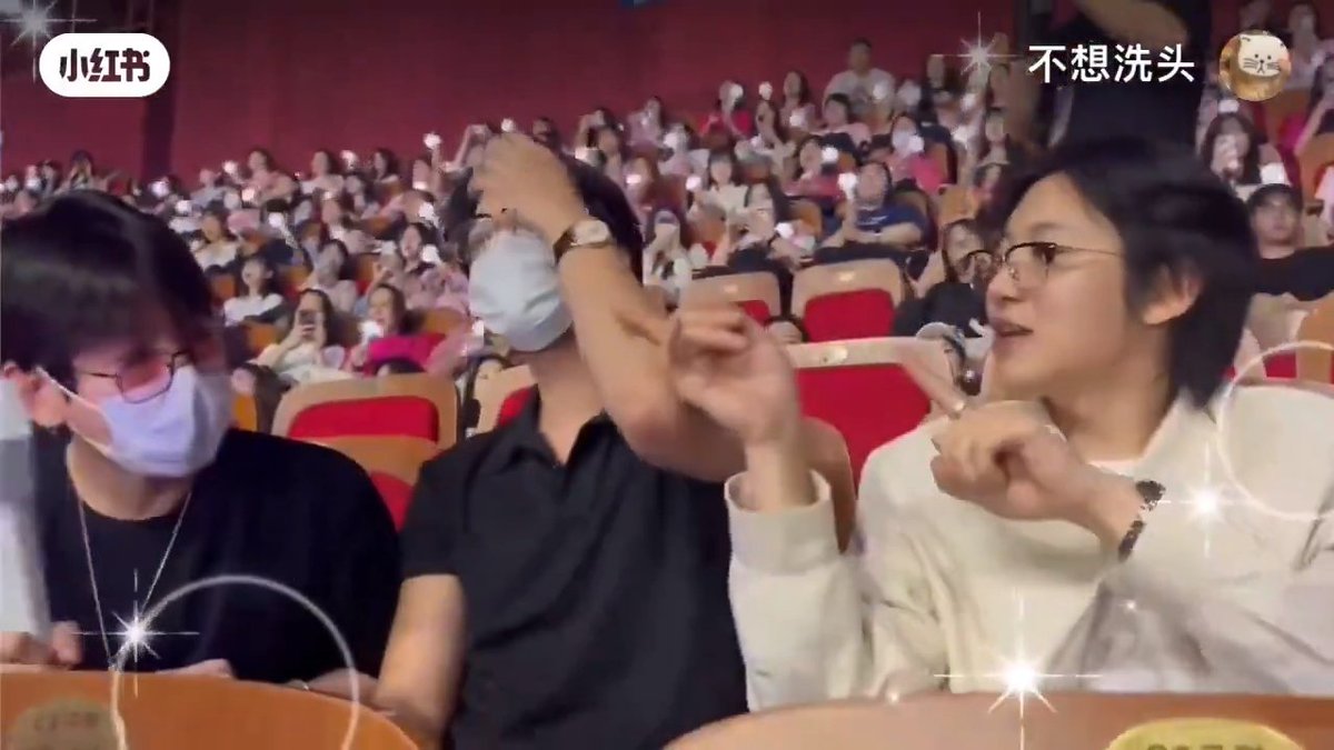 BESTFRIEND__92's tweet photo. 240526 #CHANYEOL #BAEKHYUN ❤️ 👀

#찬열 #백현 #EXO #엑소 #weareoneEXO
[CR : 不想洗头] https://t.co/CdGdElF48k