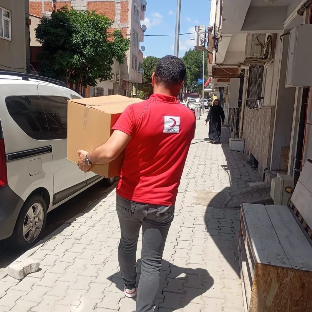 FatmaMericYlmaz's tweet photo. Her Gönüle Dokunuyoruz!

İhtiyaç sahibi ailelere hane ziyaretleri yaparak ihtiyaçlarını tespit ediyor ve ardından gıda, kavurma yardımlarını teslim ediyoruz. Bu süreçte gösterdikleri destek ve yardımlar için bağışçılarımıza yürekten teşekkür ediyoruz. Hep birlikte daha güçlü ve güzel bir geleceğe adım adım yürüyoruz. #SensizOlmaz