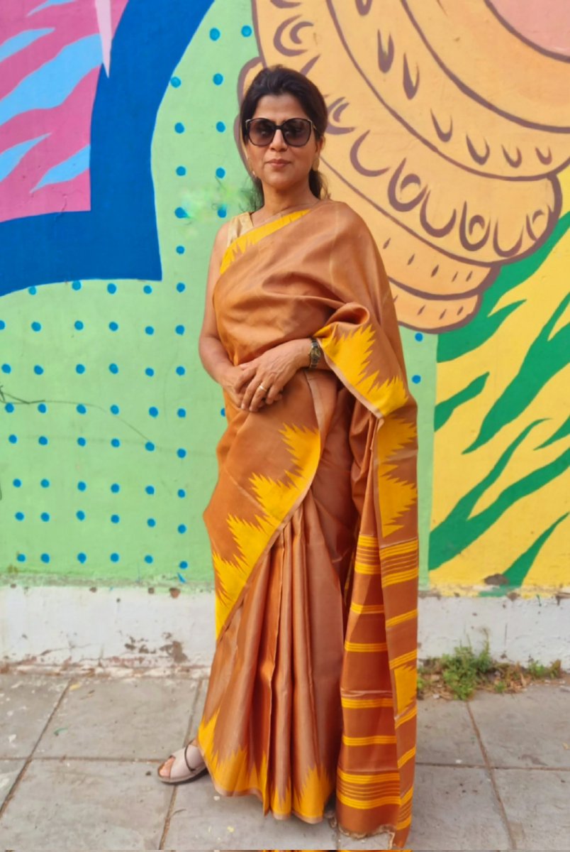 sharmapurnima1's tweet image. साड़ी अपने आप में एक खूबसूरत पहनावा है.  हाल ही में #हैदराबाद जाना हुआ था, वहीं से #तमिलनाडु की #PureSilk #Rasipuram सिल्क साड़ी खरीदी। कपड़े का #texture बेहतरीन है वहीं #TempleBorder साड़ी को आकर्षक बनाता है। #artisans हमारे देश के हुनरमंद बुनकर कपड़ों में जान डाल देते हैं. इनकी…