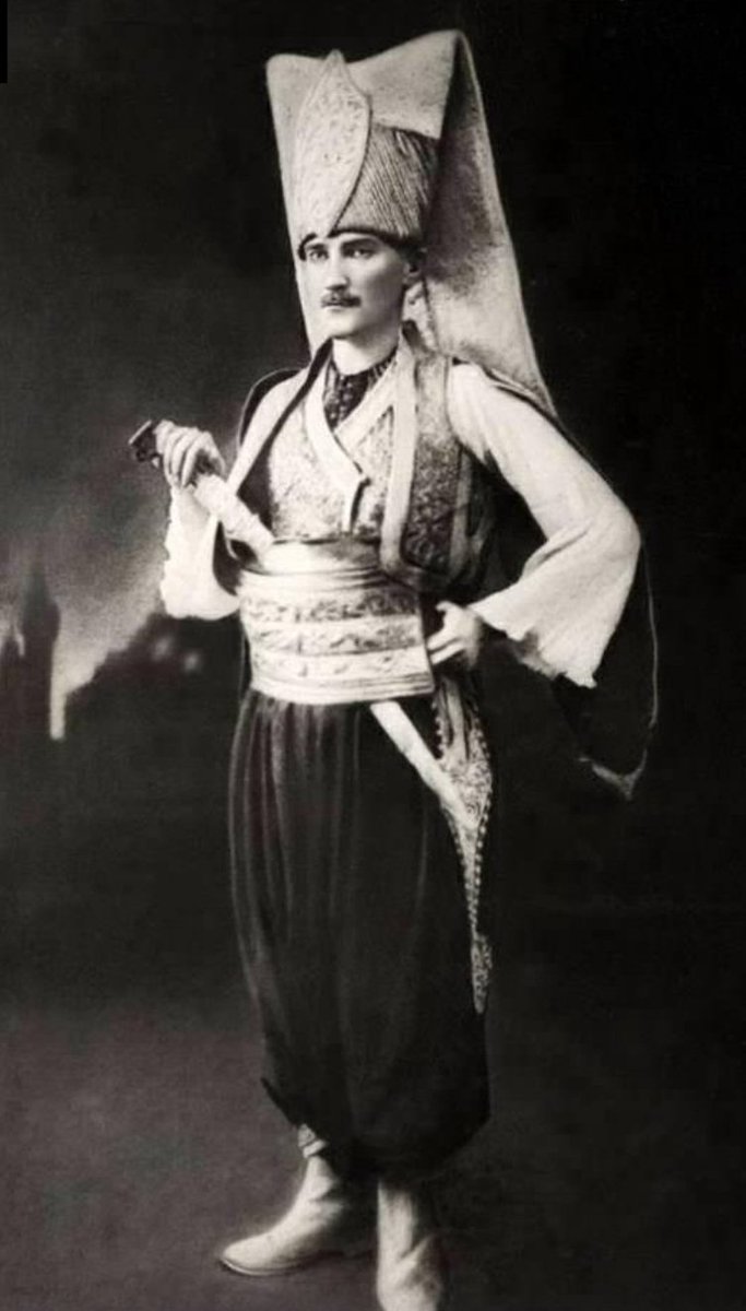 1914 Sofya Askeri Ataşesi Kurmay
Yarbay Mustafa Kemal 11-12 Mayıs gecesi Sofya'da kıyafet balosunda giydiği yeniçeri kıyafetiyle

#ATATÜRK
#MustafaKemalAtatürk