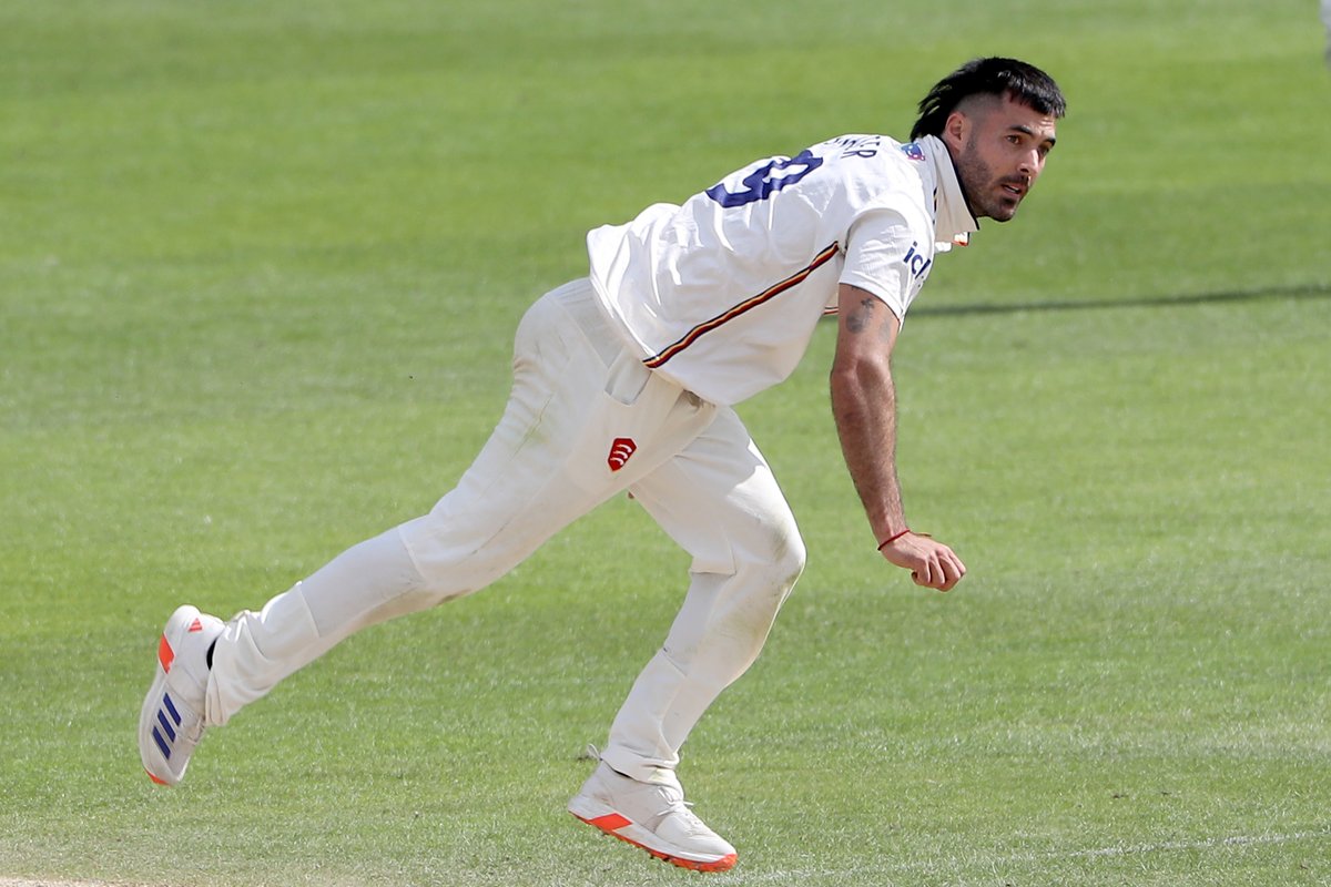 ▶️ Back underway! Snates is bowling the first over of the day! Kent 118-4 (trail by 473 runs) 🦅 #FlyLikeAnEagle