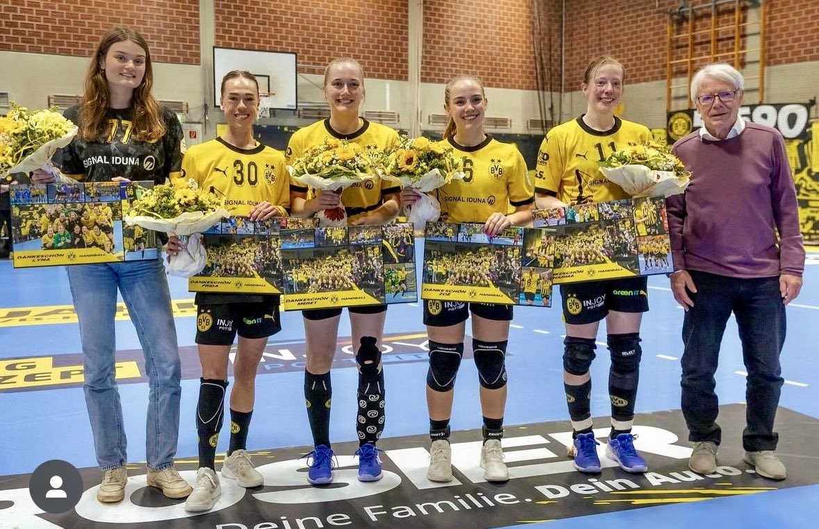 Mit einem 29:21-Erfolg gegen Buxtehude beendeten die Handball-Damen des @BVB die Bundesliga-Saison 2023/24. Platz 4 bedeutet die erneute Europapokal-Qualifikation. Löwe »Kim«, das Maskottchen der 21-Gruppe, gehörte zu den ersten Gratulanten, ehe die scheidenden Spielerinnen