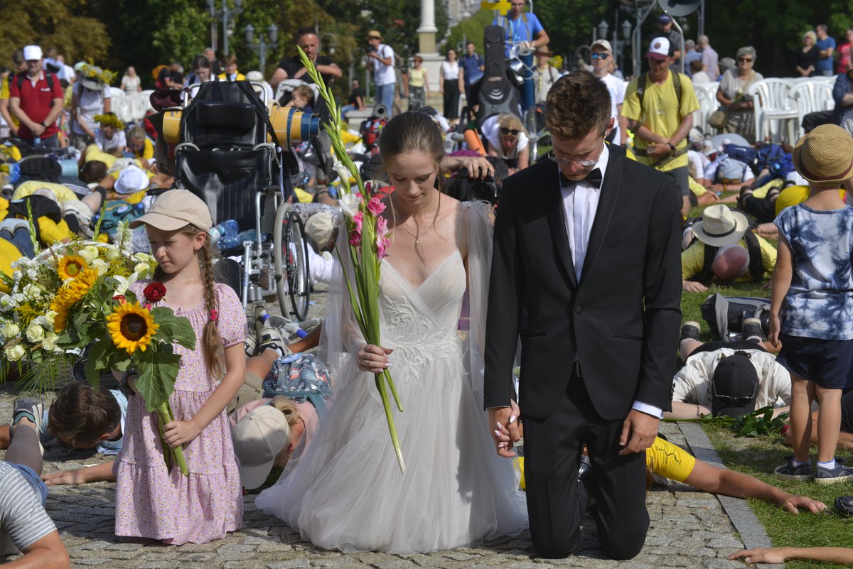 💕BY NIE MYŚLEĆ TYLKO O SOBIE, ALE BY BARDZIEJ LICZYŁA SIĘ TA 'DRUGA' OSOBA. Jak w każdą ostatnią niedzielę miesiąca również dzisiaj w czasie Mszy św. o godz. 17.00 w #Bazylika na #JasnaGóra: prosimy za małżonków aby Bóg umocnił ich miłość i dał łaskę wytrwania.