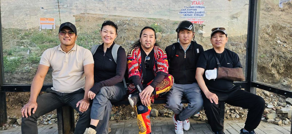 Дугуй, скутерийн тусгай замгүй, зохицуулалтгүй МАНгар бизнесээс болж маш олон хүн эрүүл мэнд, сэтгэл санаа, санхүү, цаг хугацаагаараа хохирч бгаа. Түүний нэг хохирогч нь, манай Маш том бүлэглэлийн гишүүн Батзориг дугуйтай хүүхдэд дайруулаад, саврууныхаа нарийн ясыг