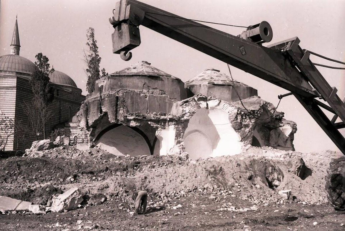 Vatan Caddesi çalışmaları sırasında yıkılan Murat Paşa Hamamı / 1950'li yıllar