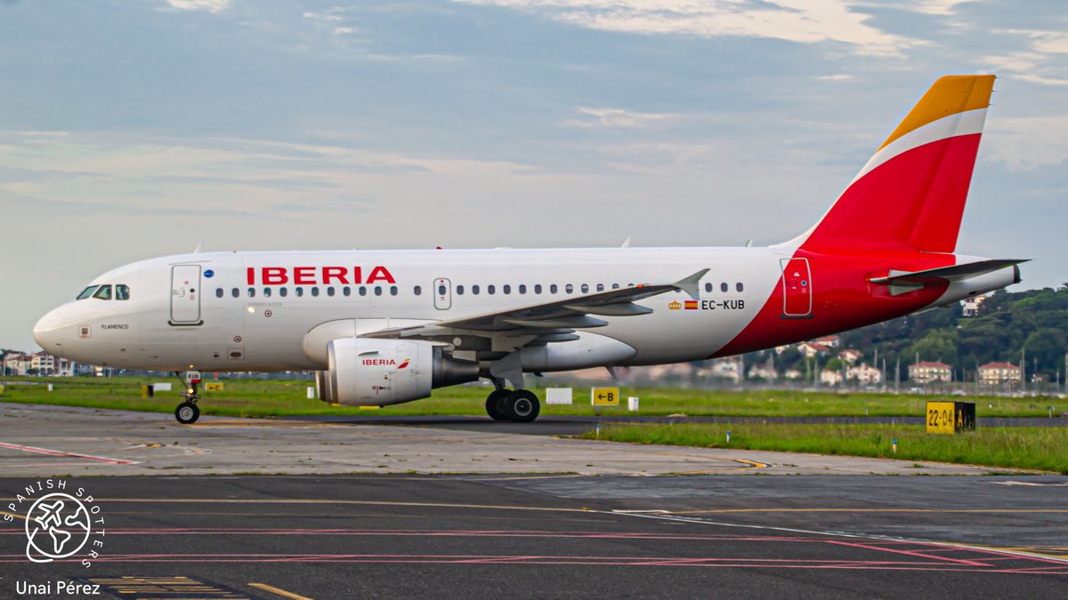 Airbus A319-111 de @Iberia entrando a plataforma en @DonostiAir Airbus A319-111 from @Iberia entering the platform at @DonostiAir