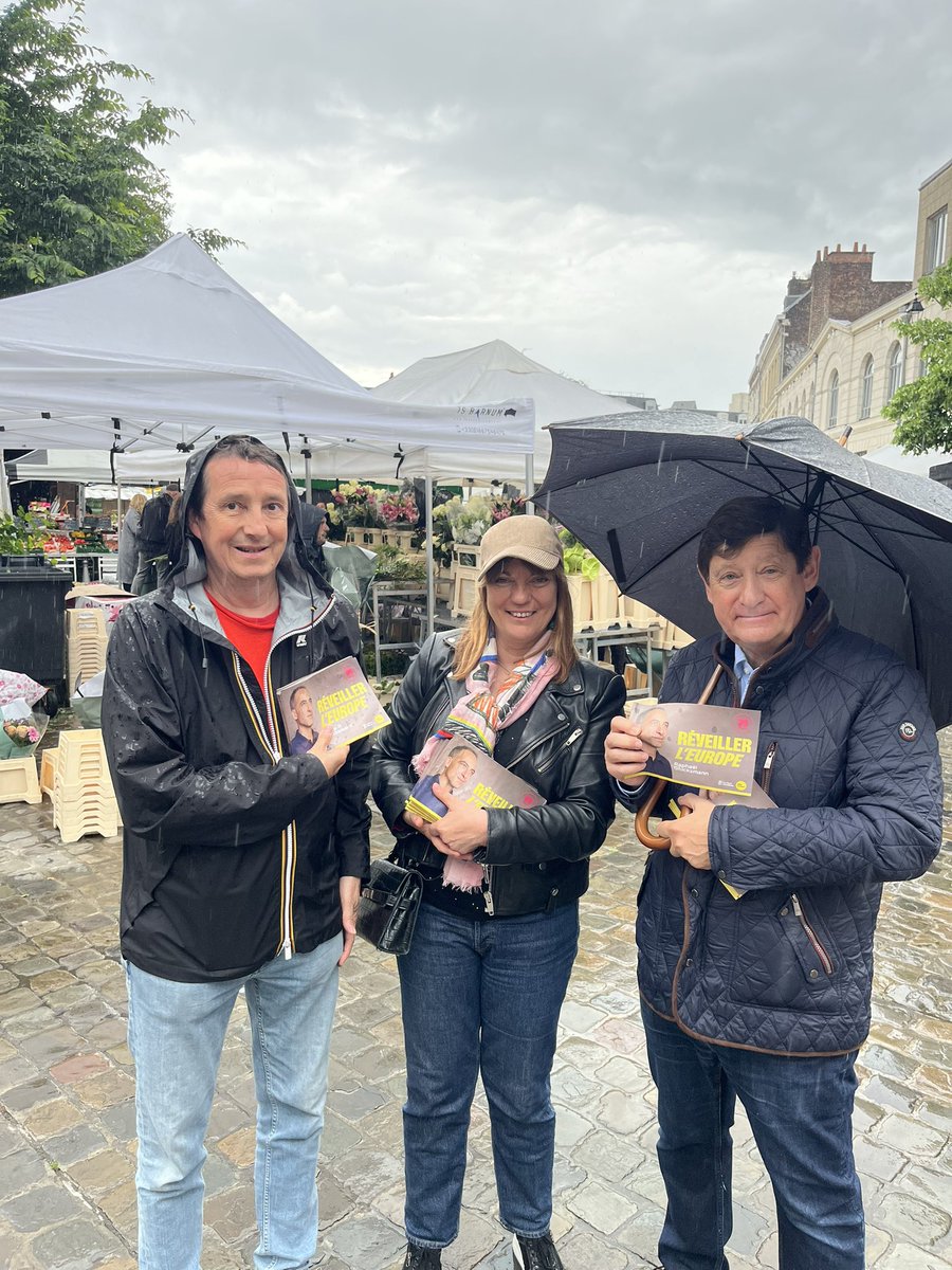 Même sous la pluie, les socialistes sont sur le terrain ! Nouveaux dimanche de mobilisation sur le marché du Vieux-Lille avec les camarades du @PSNord et des @JeunesSocNord pour la campagne de @rglucks1. #ReveillerLEurope @MarielleRengot @standendievel1