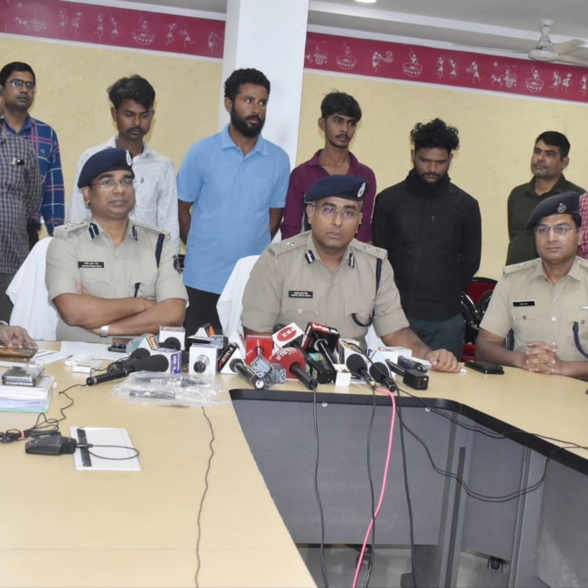 रायपुर पुलिस द्वारा इंटेलीजेन्स इनपुट पर कुख्यात अंतर्राष्ट्रीय संगठित अपराधिक गिरोह अमन साहू गैंग झारखड़ के 04 आरोपियों को गिरफ्तार किया गया! आरोपियों के विरूद्ध थाना गंज में आर्म्स एक्ट का अपराध पंजीबद्ध किया गया है । @SantoshSinghIPS